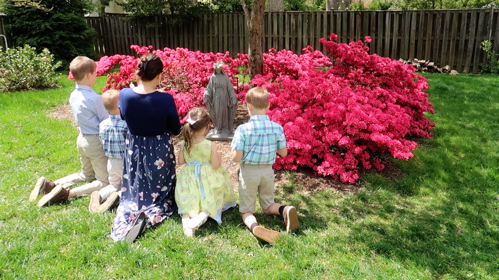 mother and children pray the rosary